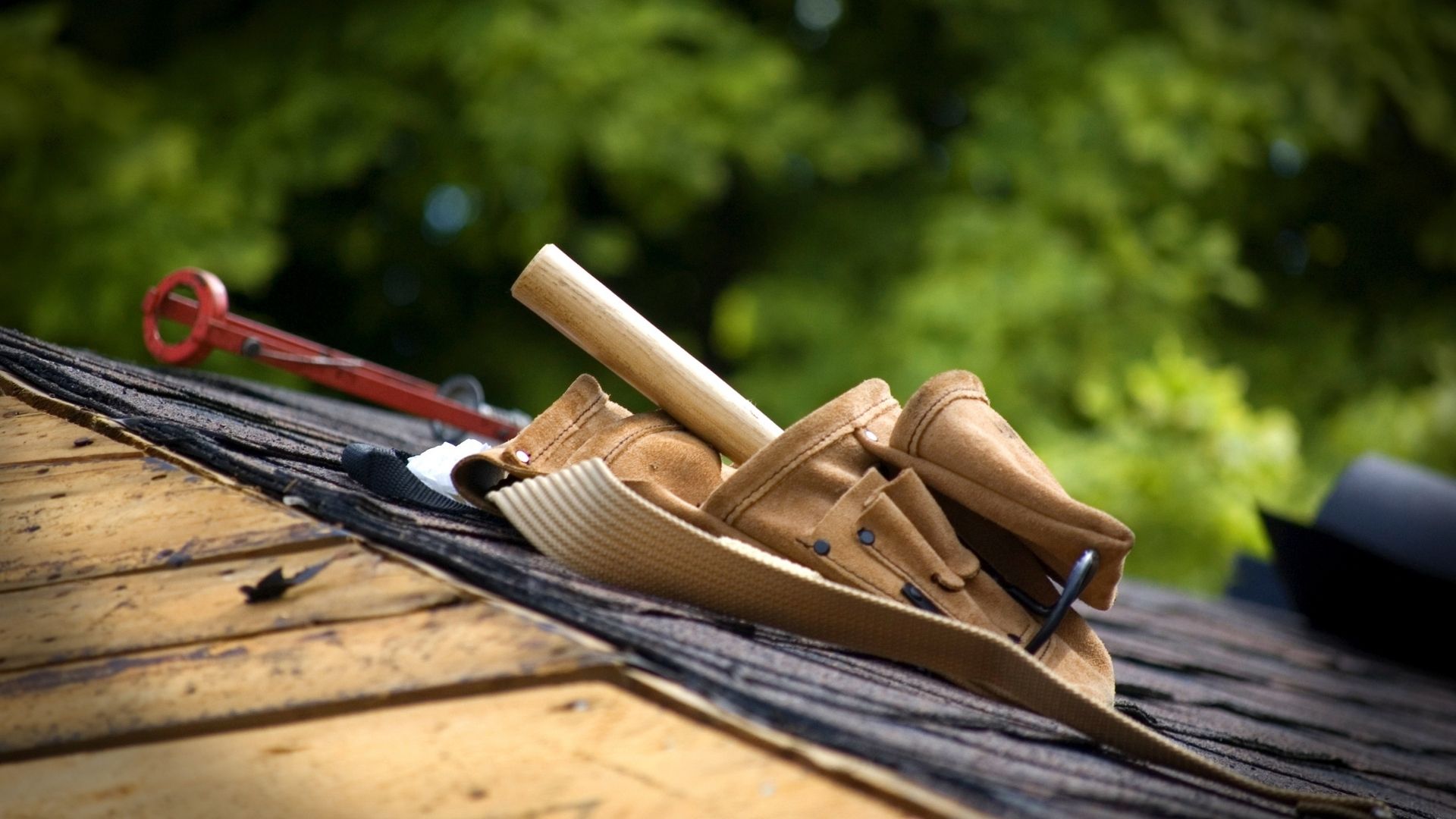 4 Signs You Need Roofing Repairs